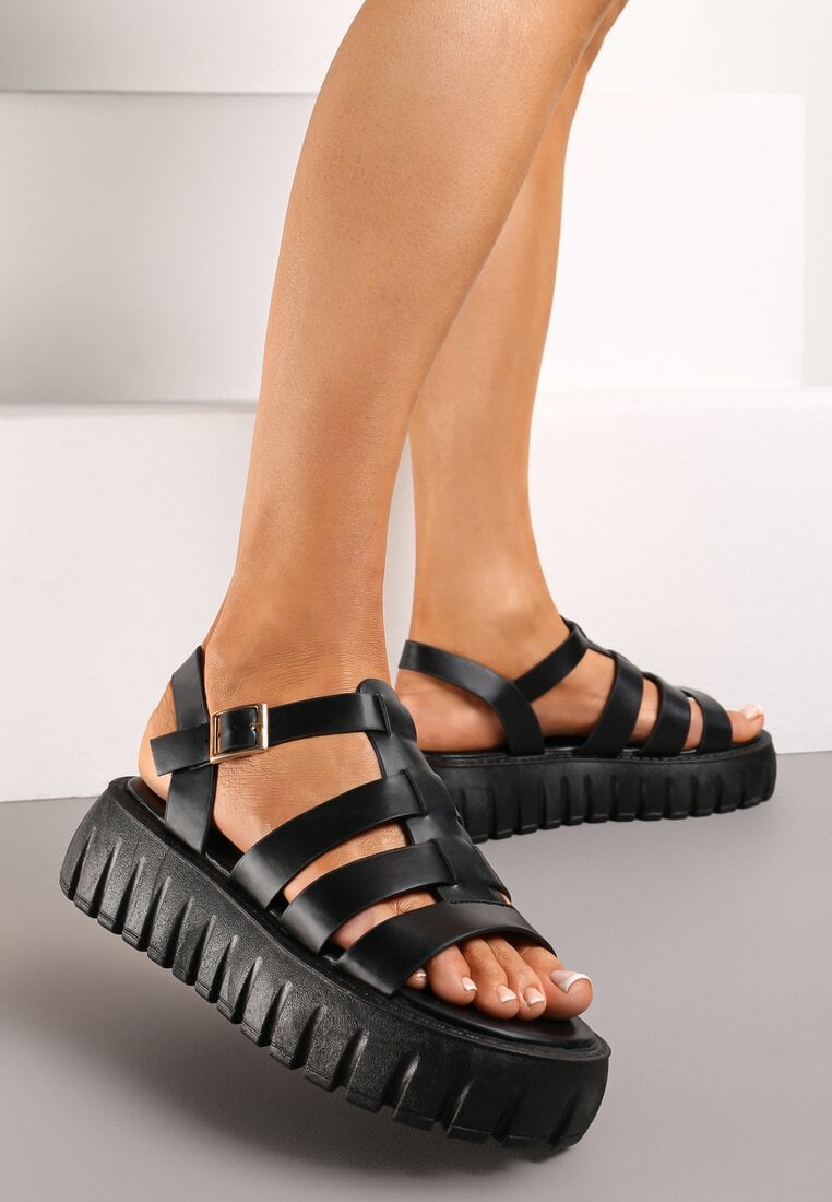 Czarne Sandały Typu Gladiatorki na Platformie Ozdobionej Tłoczeniem Kaimans