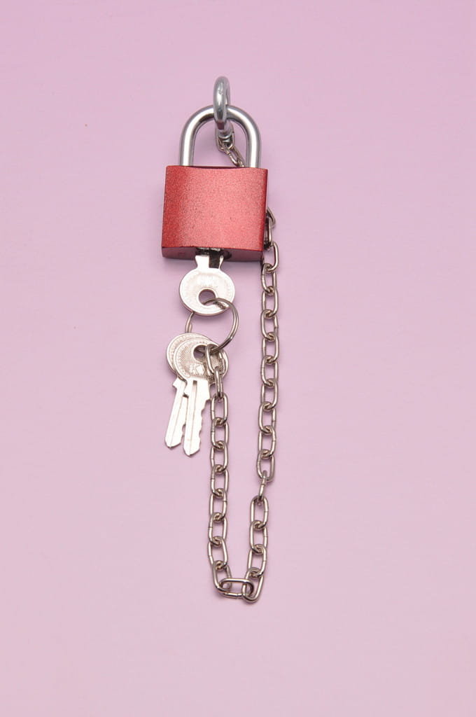 Mała kłódka na łańcuszku do tablicy manipulacyjnej, sensorycznej.