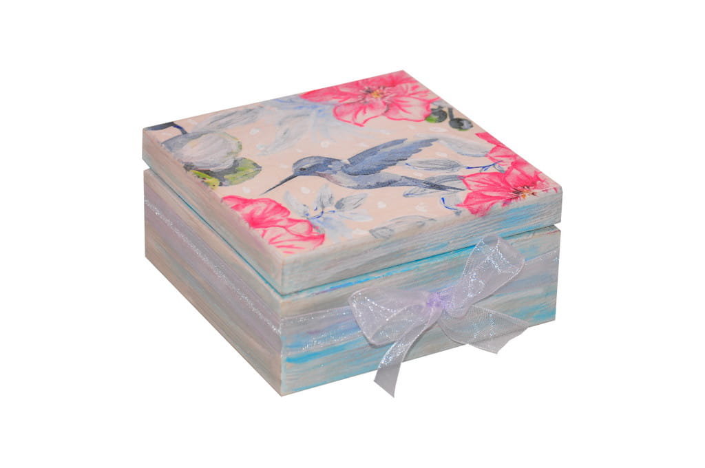 Mała szkatułka zdobiona techniką DECOUPAGE z ptaszkiem