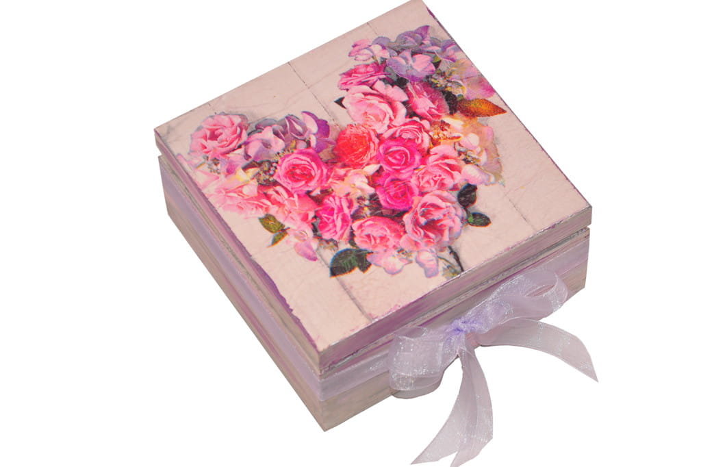 Mała szkatułka zdobiona techniką DECOUPAGE z serduszkiem.