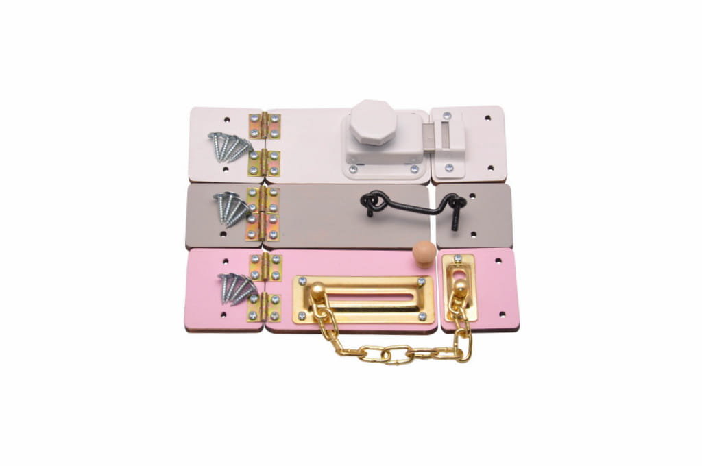 Zestaw drzwi z zasuwkami do tablicy manipulacyjnej.