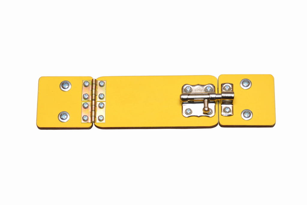 Kolorowe drzwi z srebną zasuwką tablicy manipulacyjnej