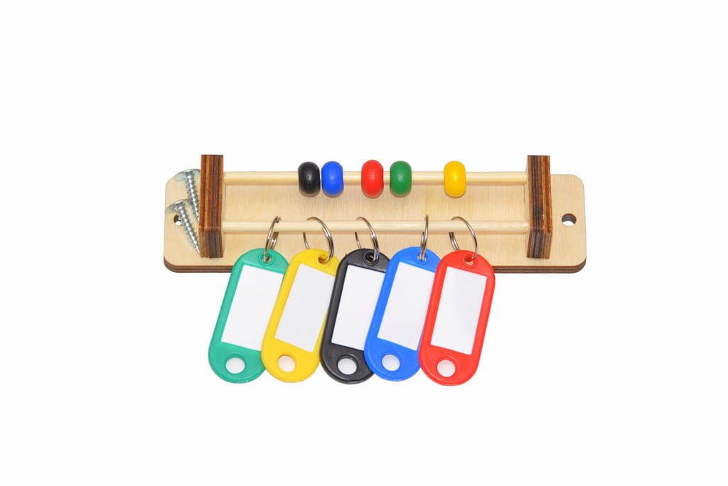 Koraliki i breloczki do tablicy manipulacyjnej.