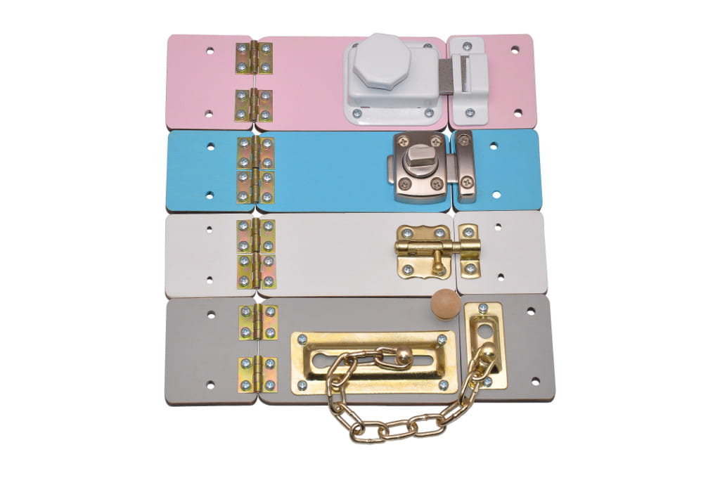 Zestaw kolorowych drzwi z zasuwkami na tablicę manipulacyjną