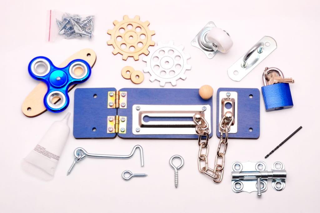 Niebieskie elementy do tablicy manipulacyjnej dla chłopca