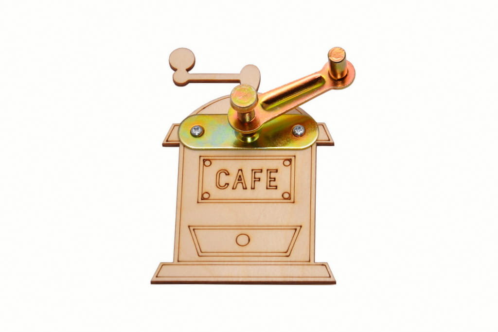 Młynek do kawy z korbką do tablicy manipulacyjnej.