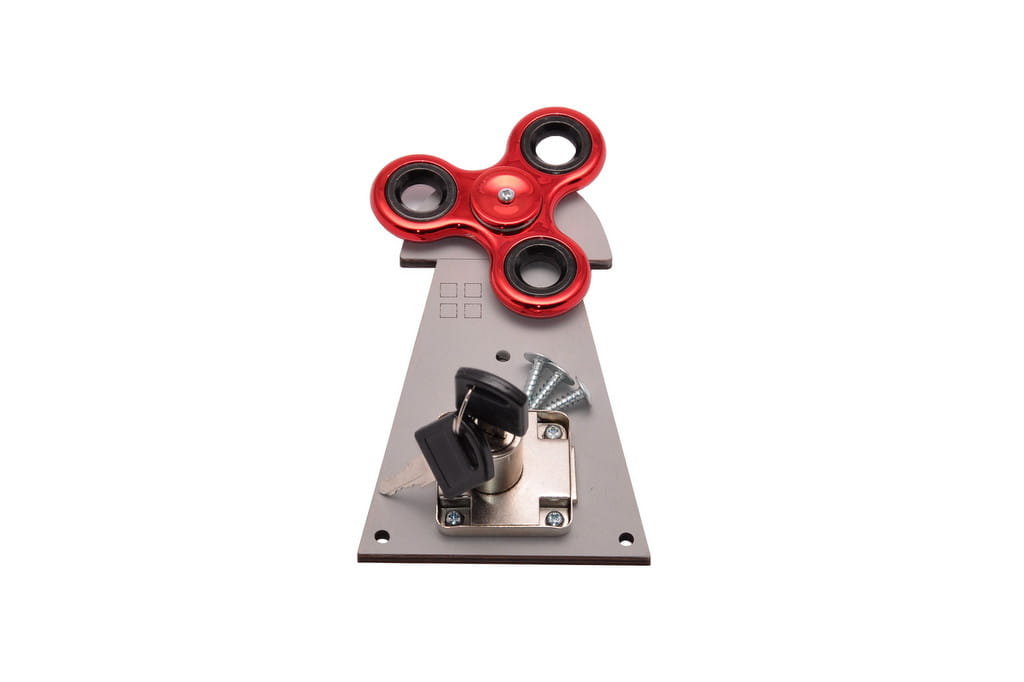 Szary wiatrak z zamkiem na klucz i spinner do tablicy manipulacyjnej.