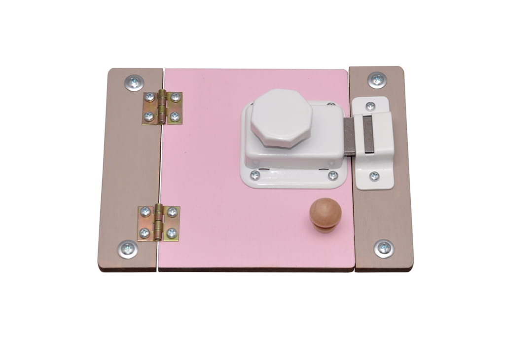 Otwierane kolorowe drzwi z zasuwką do tablicy manipulacyjnej