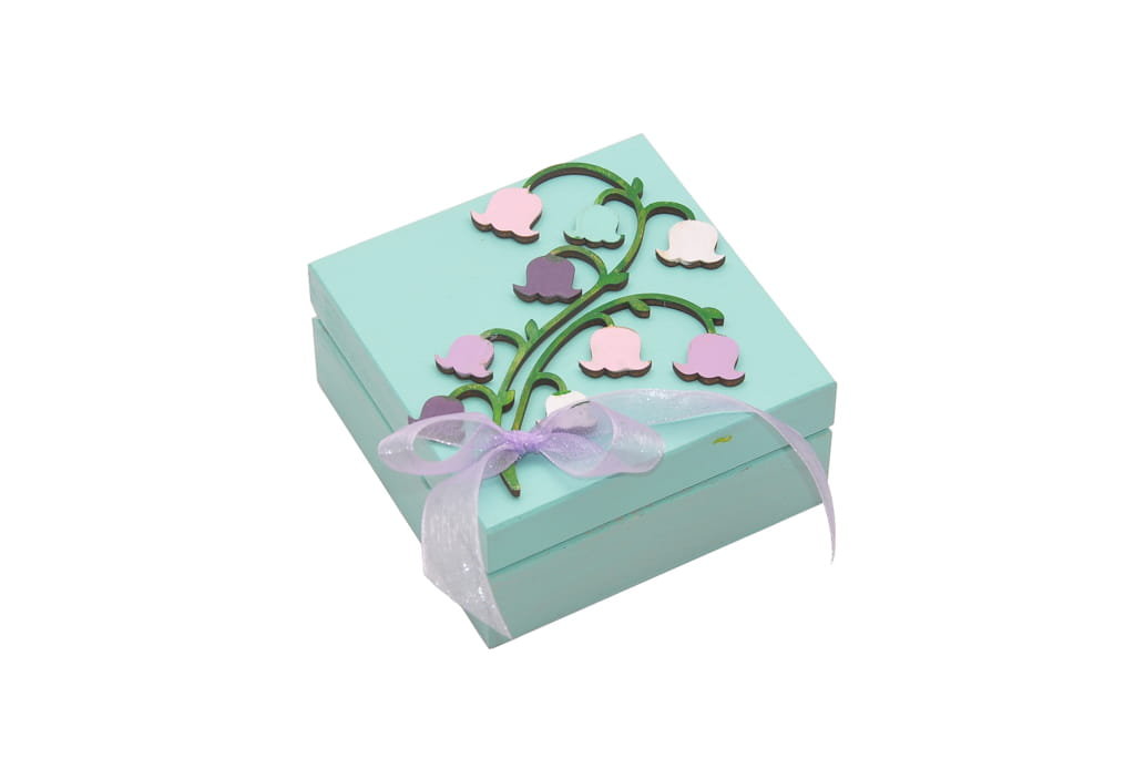 Mała kolorowa szkatułka z kwiatami na prezent.