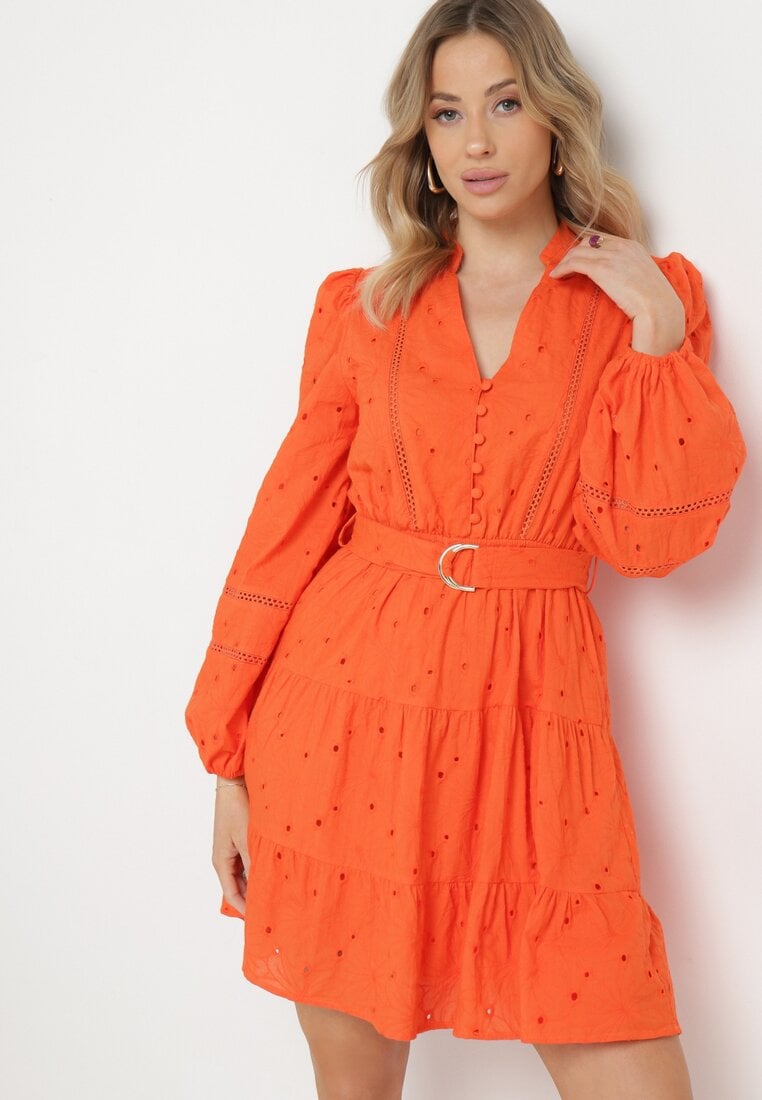 Różowa Haftowana Sukienka z Bawełny Zapinana przy Dekolcie na Guziki z Gumką w Pasie i Paskiem Passema