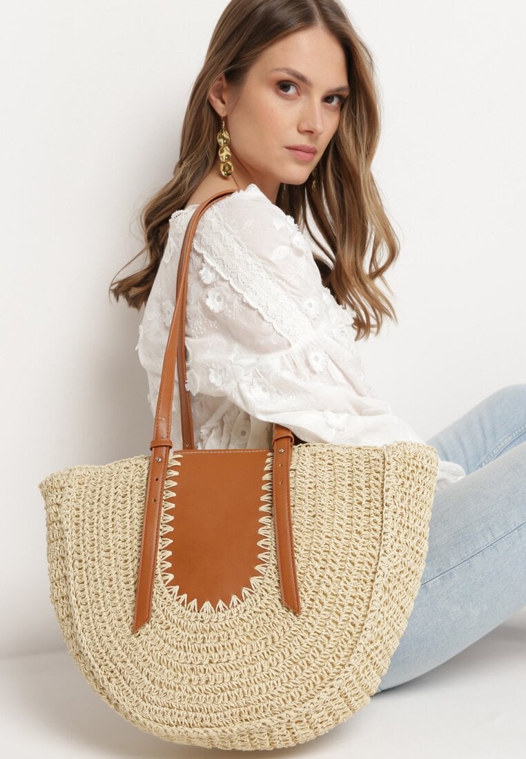 Jasnobeżowa Plażowa Torebka Typu Shopper z Ozdobnej Plecionki z Dwoma Regulowanymi Paskami Karsaia
