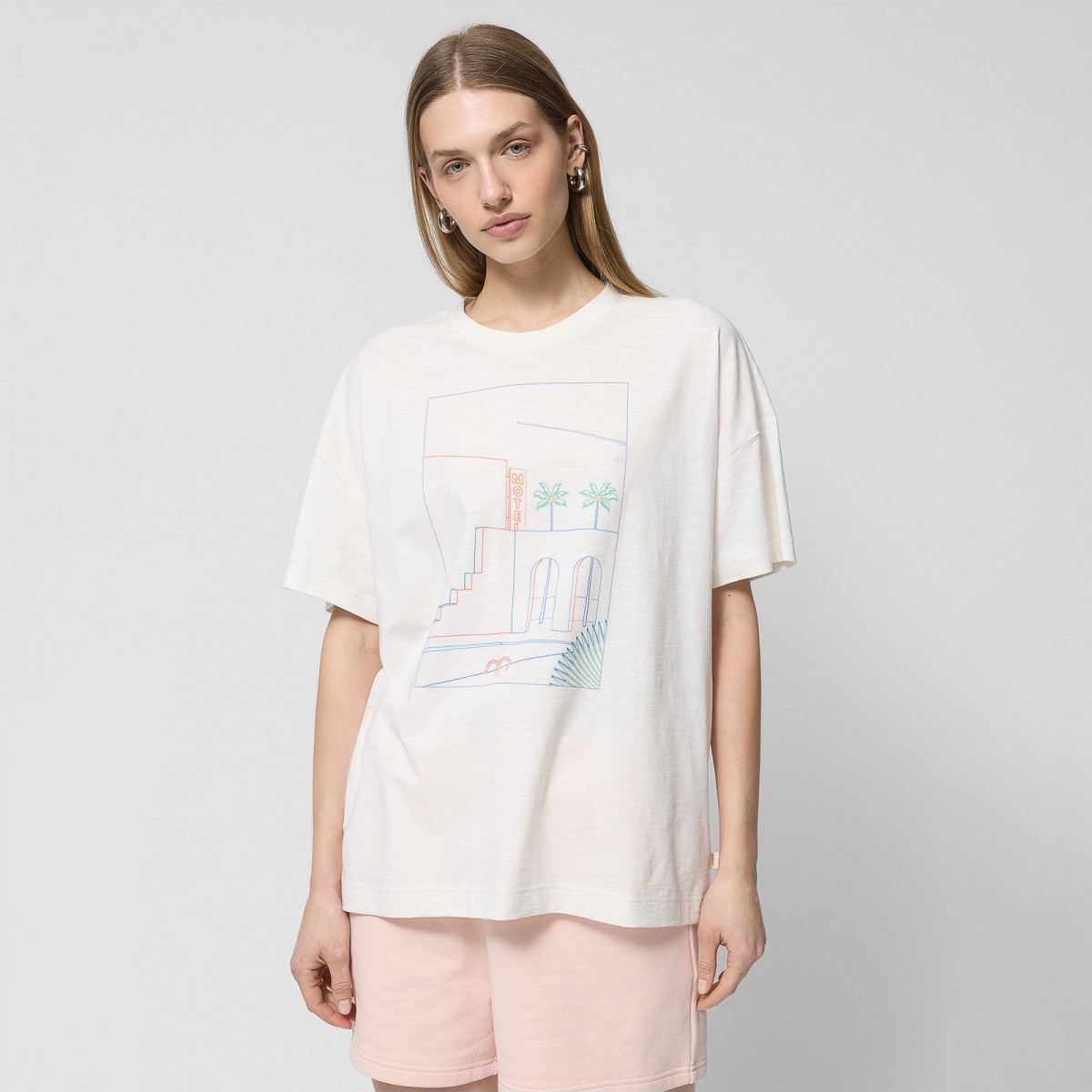 Damski t-shirt oversize z nadrukiem Outhorn OTHWSS24TTSHF1486 - złamana biel