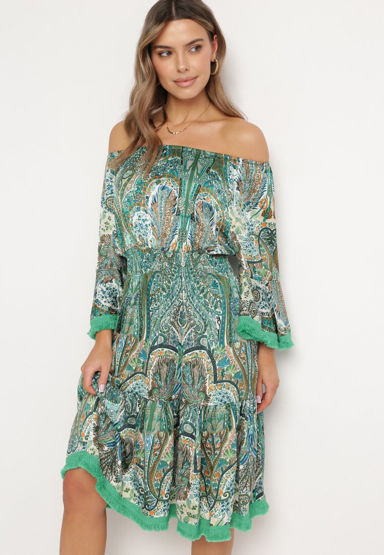 Zielona Sukienka Hiszpanka Ozdobiona Frędzlami o Rozkloszowanym Fasonie w Print Paisley Allnight