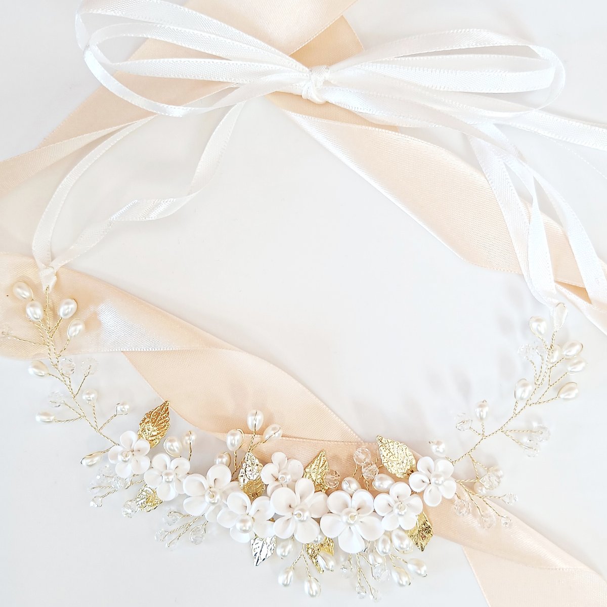 Kokonet, Wianek Białe Kwiaty Złoty Na Komunię Ślub Z Listkami Perłami Giętka Ozdoba