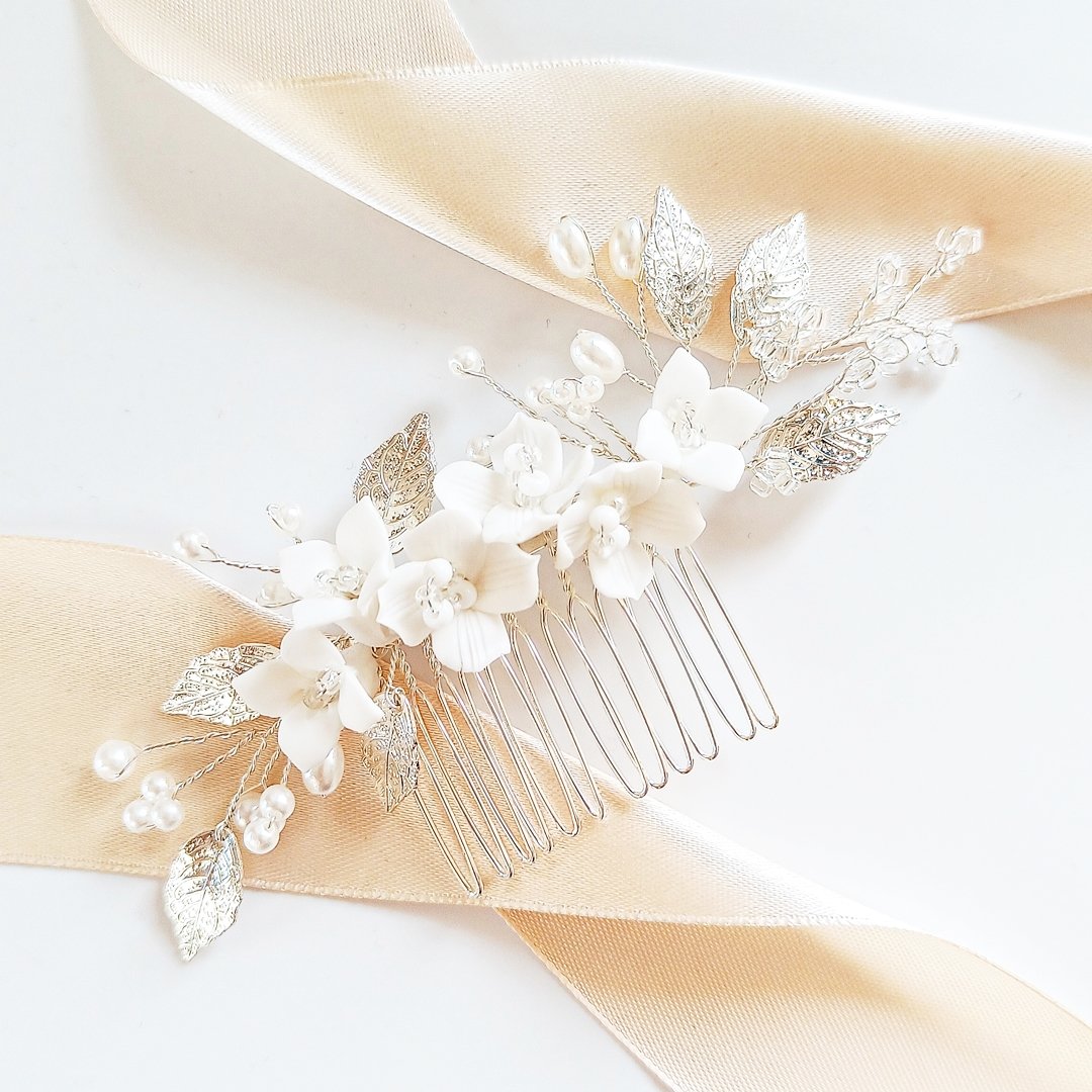 Kokonet, Delikatny Grzebyk Srebrny Z Kwiatami Białymi Gałązka Perełki Na Ślub