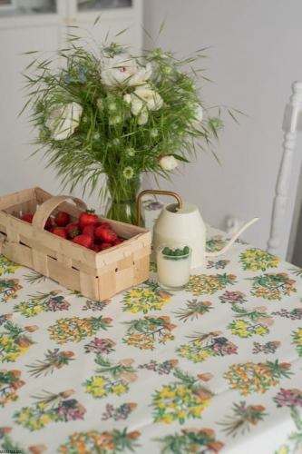 Owalny bawełniany obrus plamoodporny z wzorem Ogród białego koloru