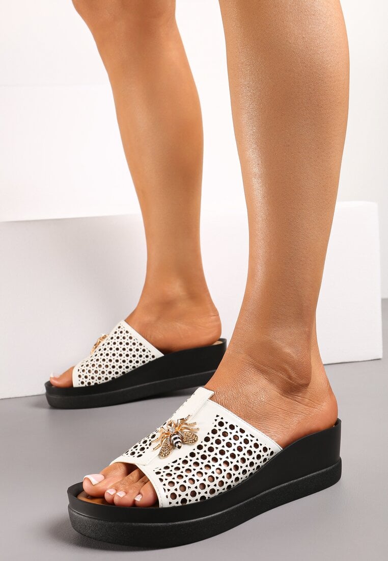 Białe Klapki na Koturnie z Ażurowym Paskiem i Metaliczną Ozdobą Adamzja