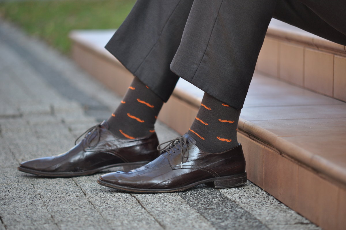 Brązowe skarpetki z pomarańczowymi wąsami, męskie