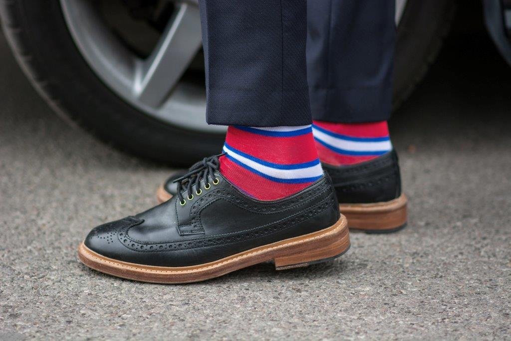 Czerwone skarpetki w paski