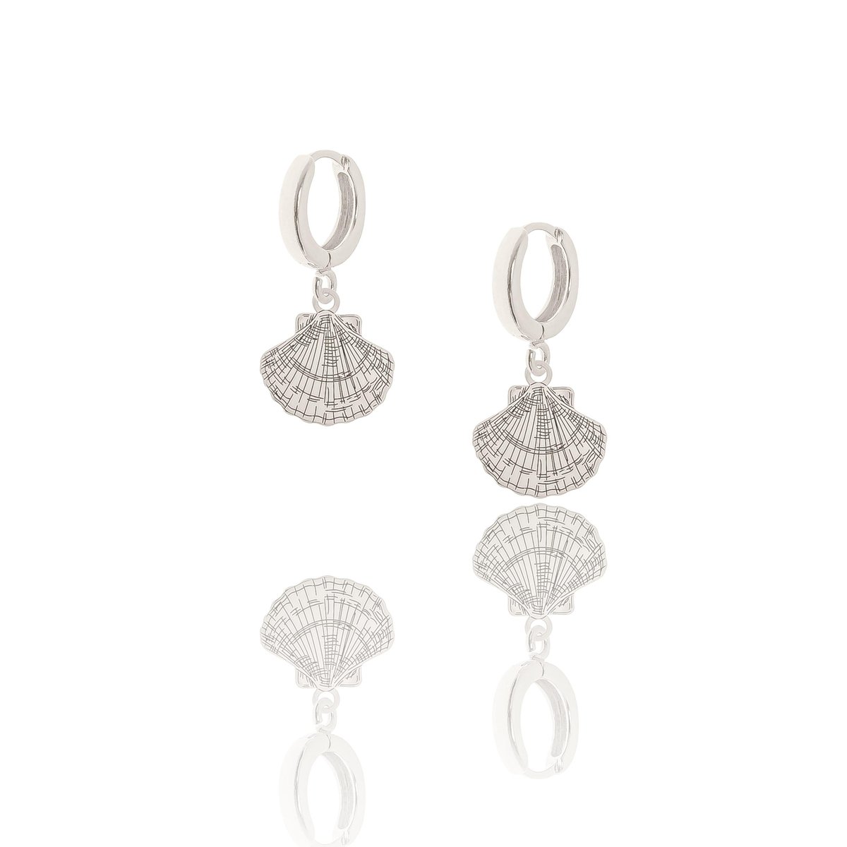 Kolczyki srebrne z grawerowanymi muszelkami