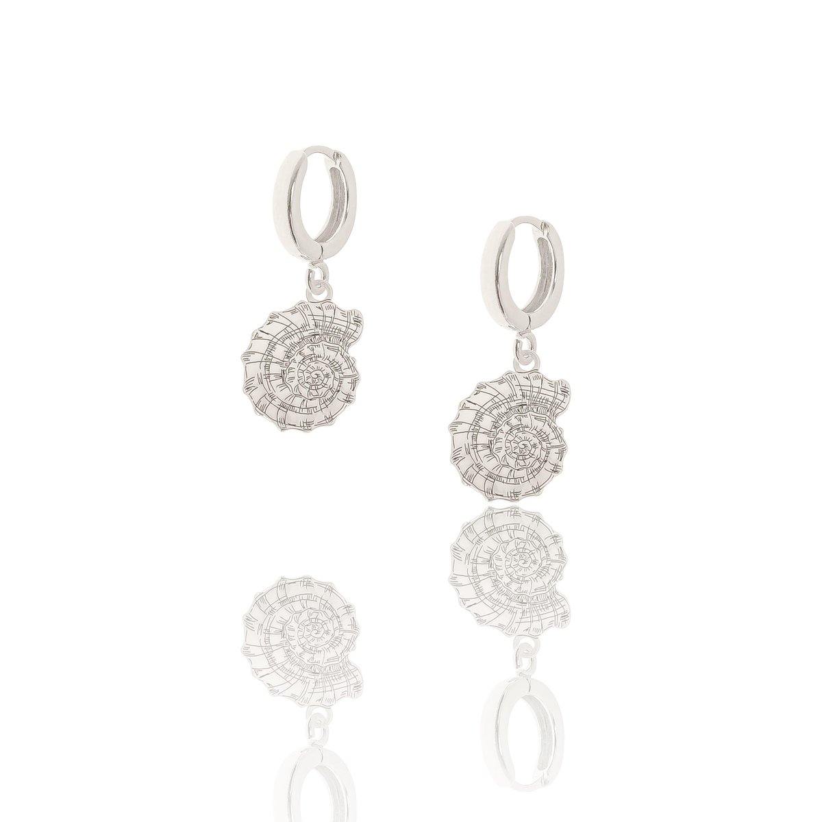 Kolczyki srebrne z grawerowanymi muszelkami