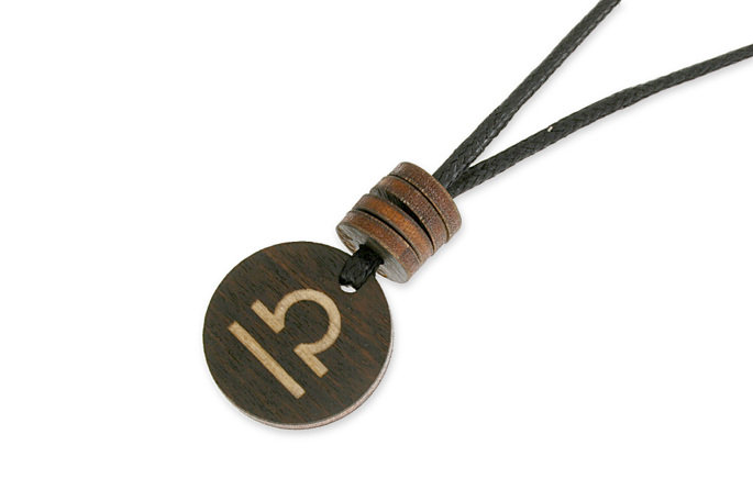 Damski Wisiorek Z Wypaloną Wagą W Drewnie