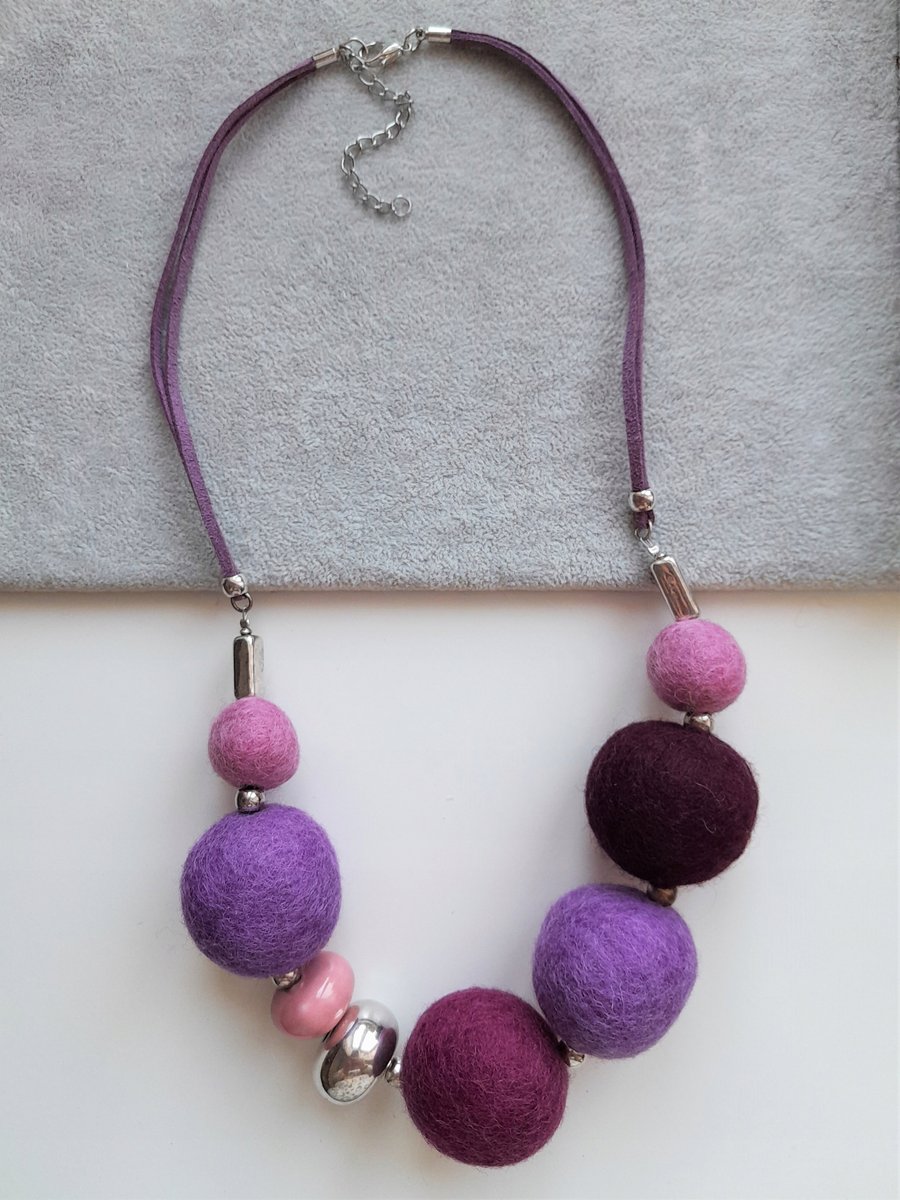 DUŻY NASZYJNIK Z FILCU KULE CERAMIKA FIOLET 70cm