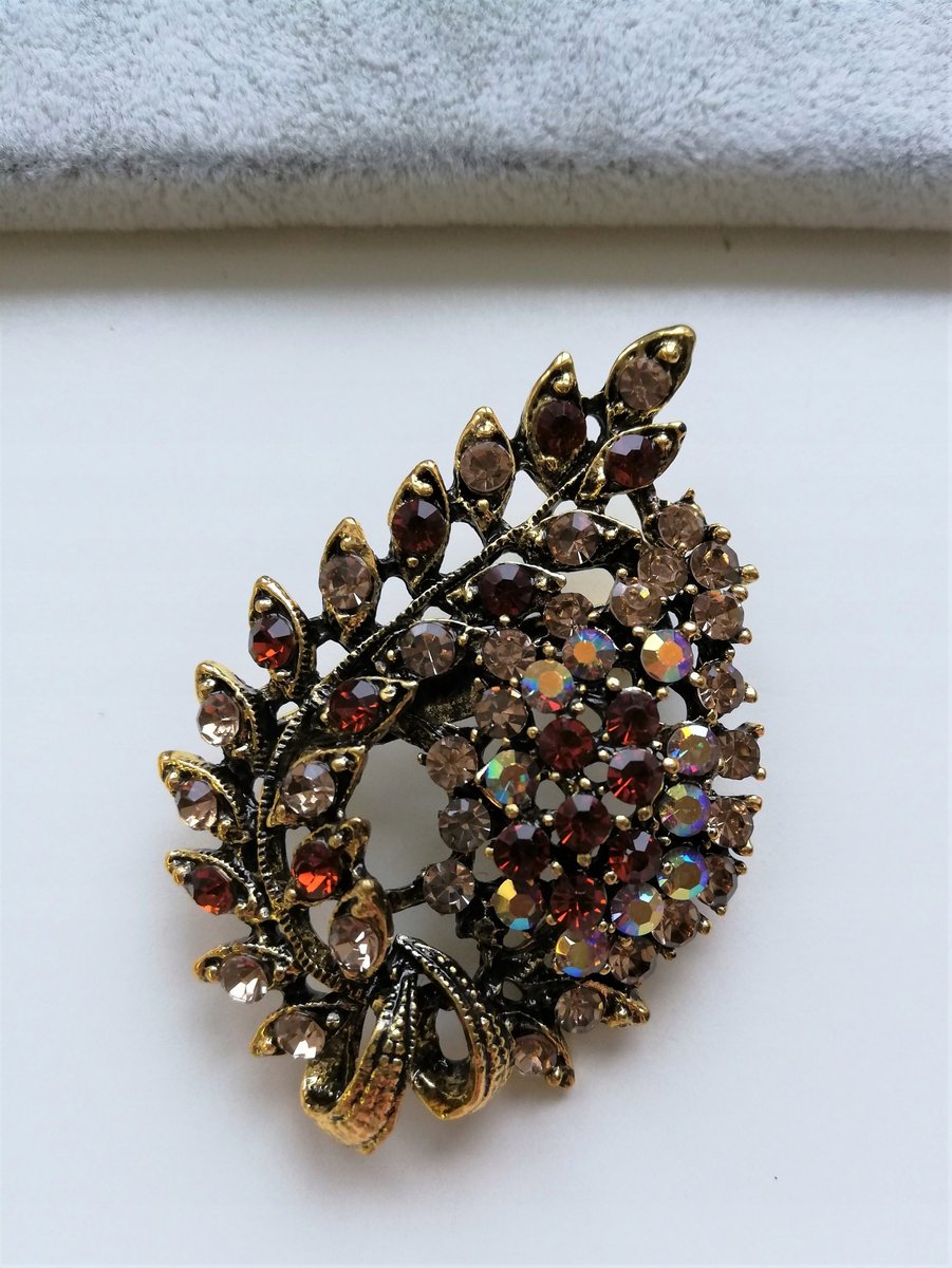 BROSZKA ZŁOTA LIŚĆ KWIATY KWIAT CYRKONIE BEŻ BRĄZ