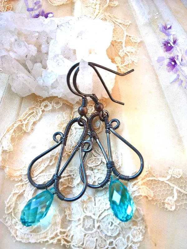 Kolczyki miedziane 5.2x2 cm, kryształki Swarovskiego, waga obu kolczyków 3.9 grama, znak Byka i Strzelca