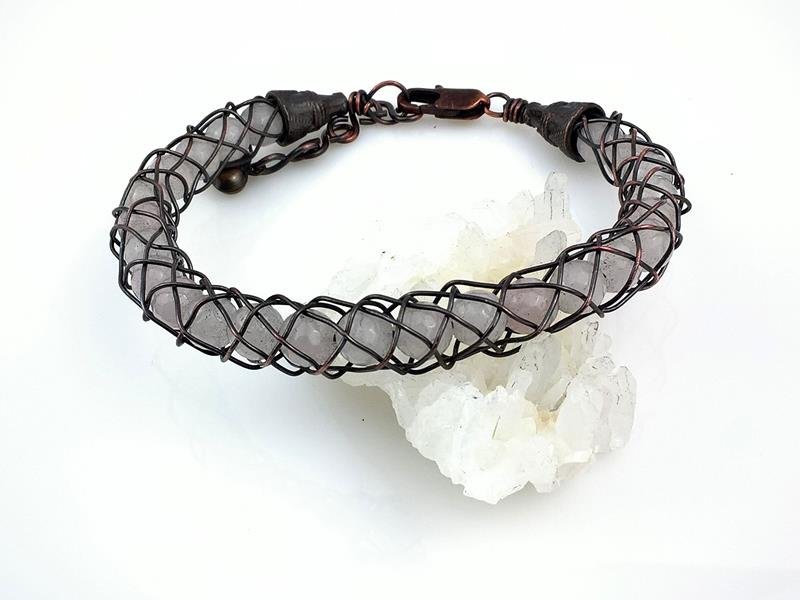 Bransoletka wyplatana z drutu miedzianego techniką Kumihimo, kwarc różowy, znak Byka, obwód 18-21 cm