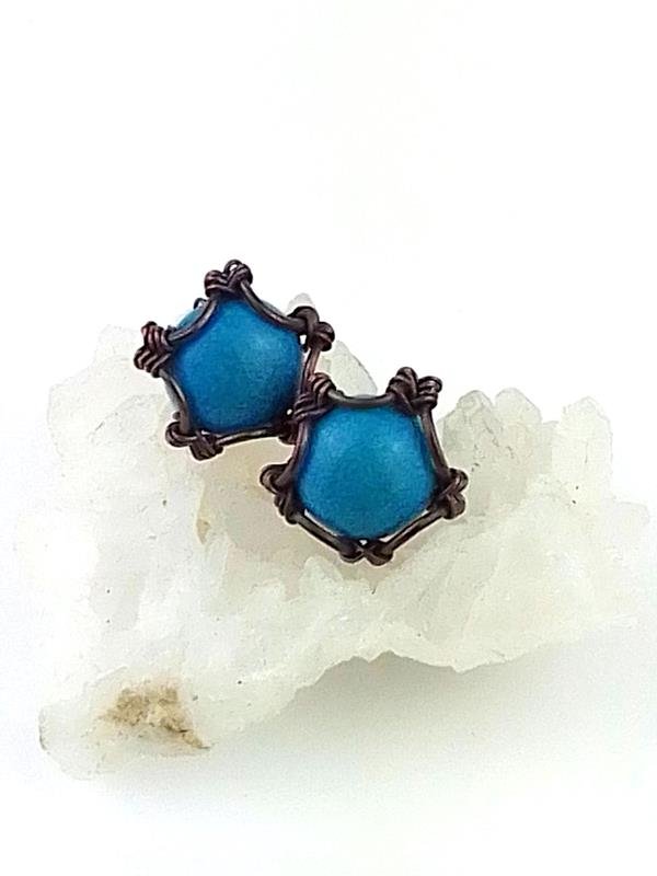 Kolczyki miedziane 14 mm, howlit, znak Bliźniąt, sztyfty