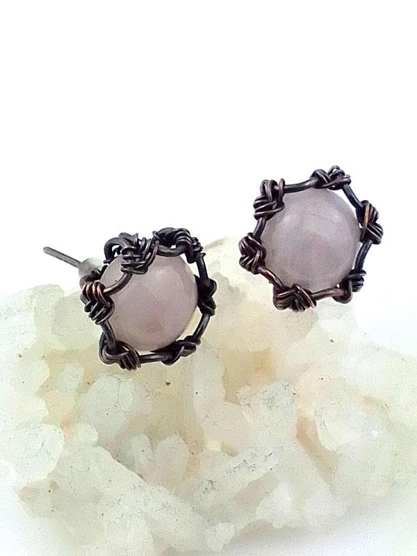 Kwarc różowy - kolczyki miedziane 14x14 mm, znak Byka, sztyfty