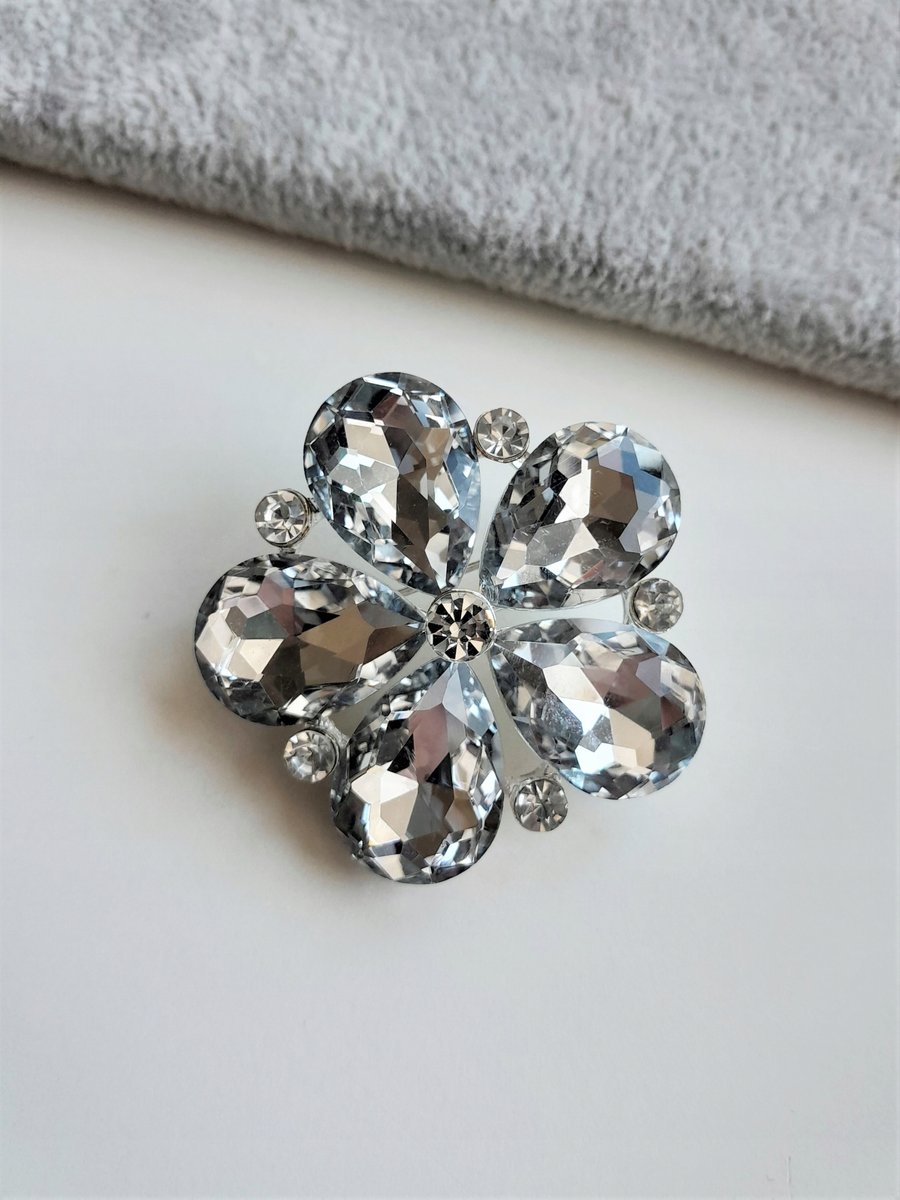 SREBRNA BROSZKA KWIAT KWIATEK BIAŁE CYRKONIE