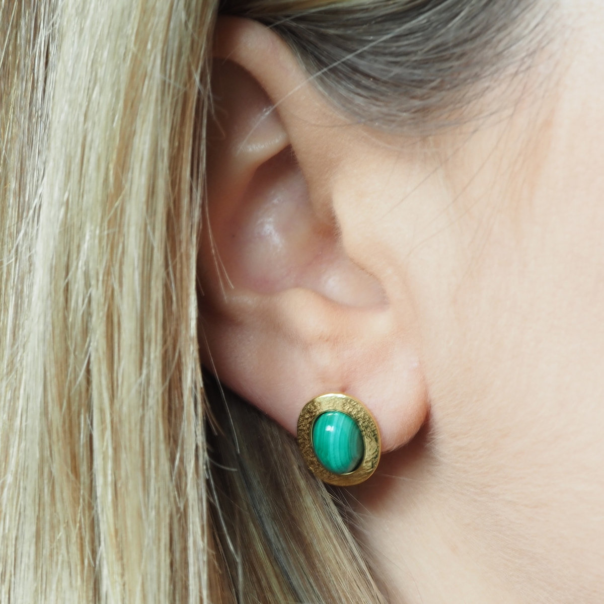 Skorulski Jewellery, Kolczyki sztyfty z owalnymi malachitami w srebrze pozłacanym.