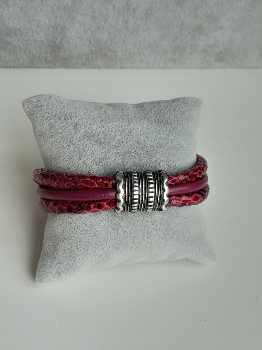 BRANSOLETKA RÓŻOWA EKOSKÓRA SZYTA ELEMENT MAGNES