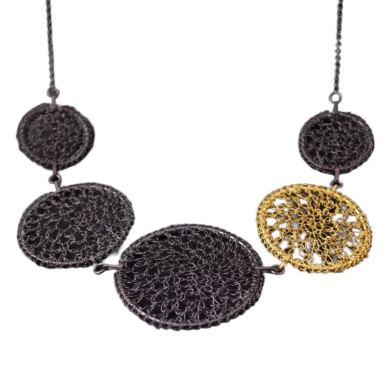 Naszyjnik szydełkowany srebrny oksydowany: CROCHETED BLACK & GOLD CIRCLES