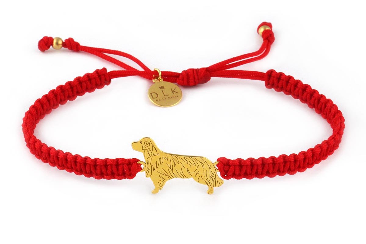 Bransoletka z psem golden retrieverem złotym na czerwonej makramie