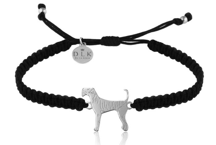 Bransoletka z psem airedale terrierem srebrnym na czarnej makramie