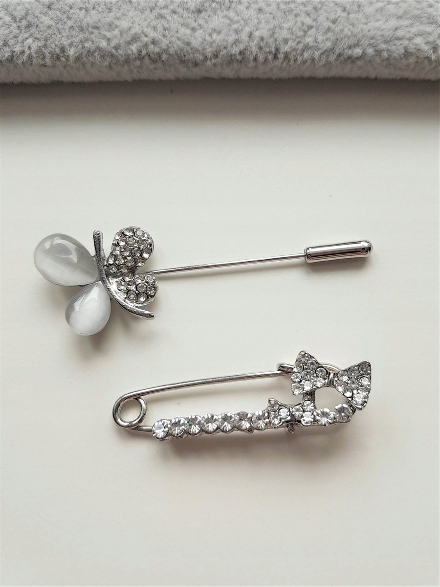 ZESTAW 2 BROSZKI KOKARDKA MOTYL SREBRNA AGRAFKA