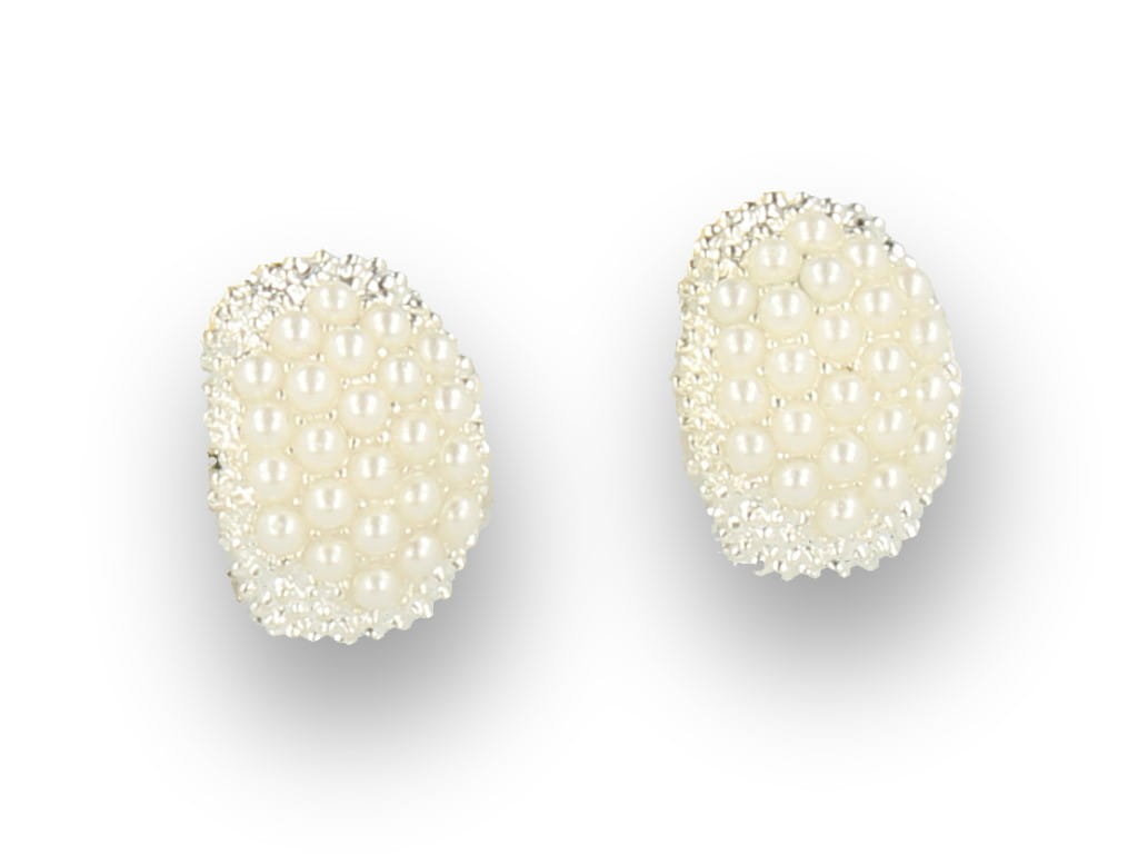 Klipsy do uszu srebrne z białymi perełkami