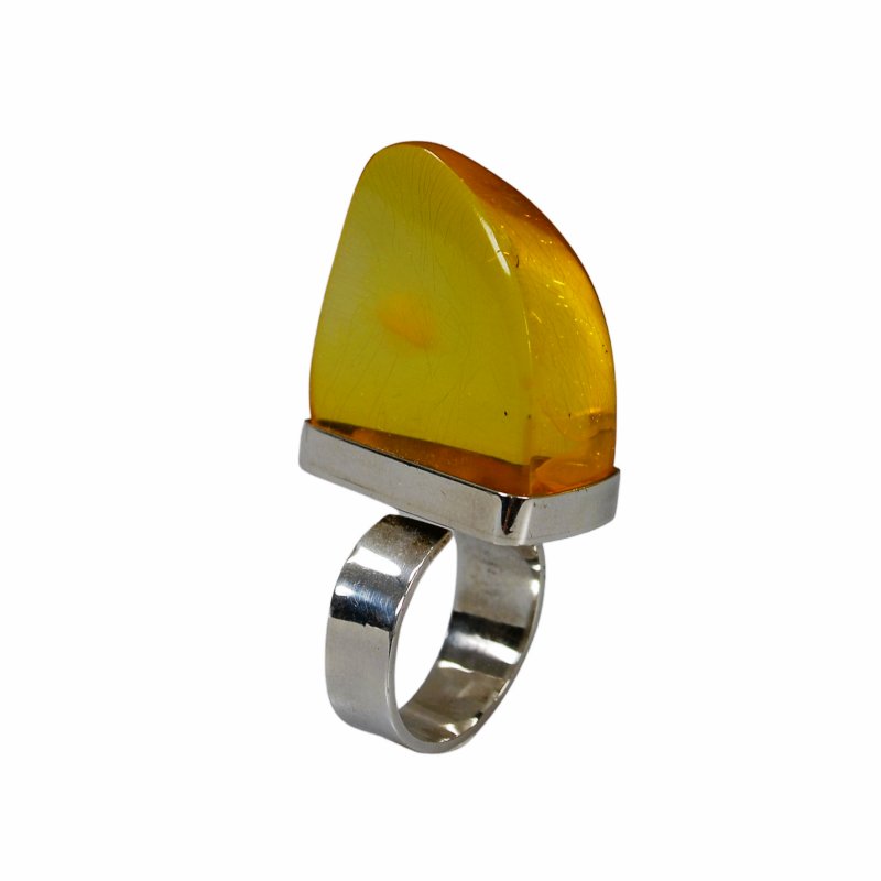 Pierścionek z miodowym bursztynem