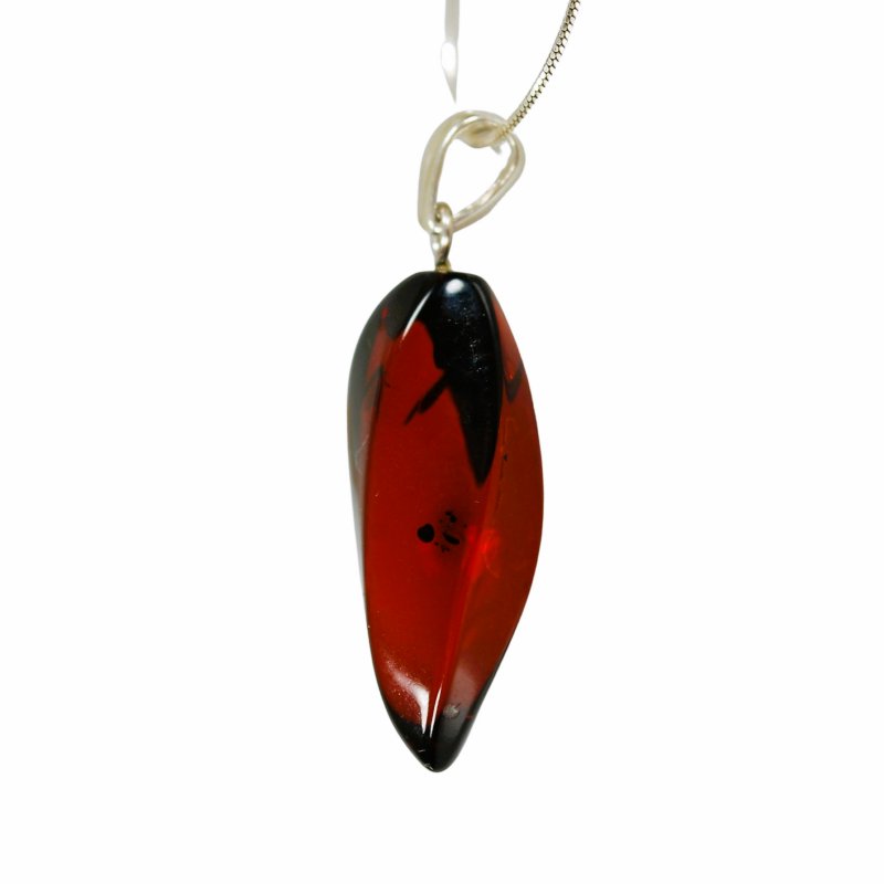 Wisior z wiśniowego bursztynu