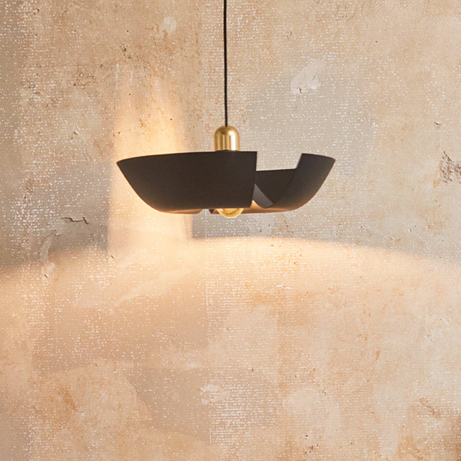 Lampa wisząca AYTM Cycnus, czarna, Ø 30 cm, aluminium, E27