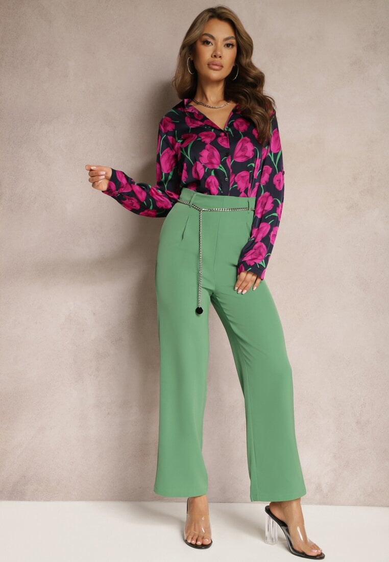 Zielone Eleganckie Spodnie z Rozszerzanymi Nogawkami Wykończone Ozdobnym Łańcuszkiem w Pasie Hamophona