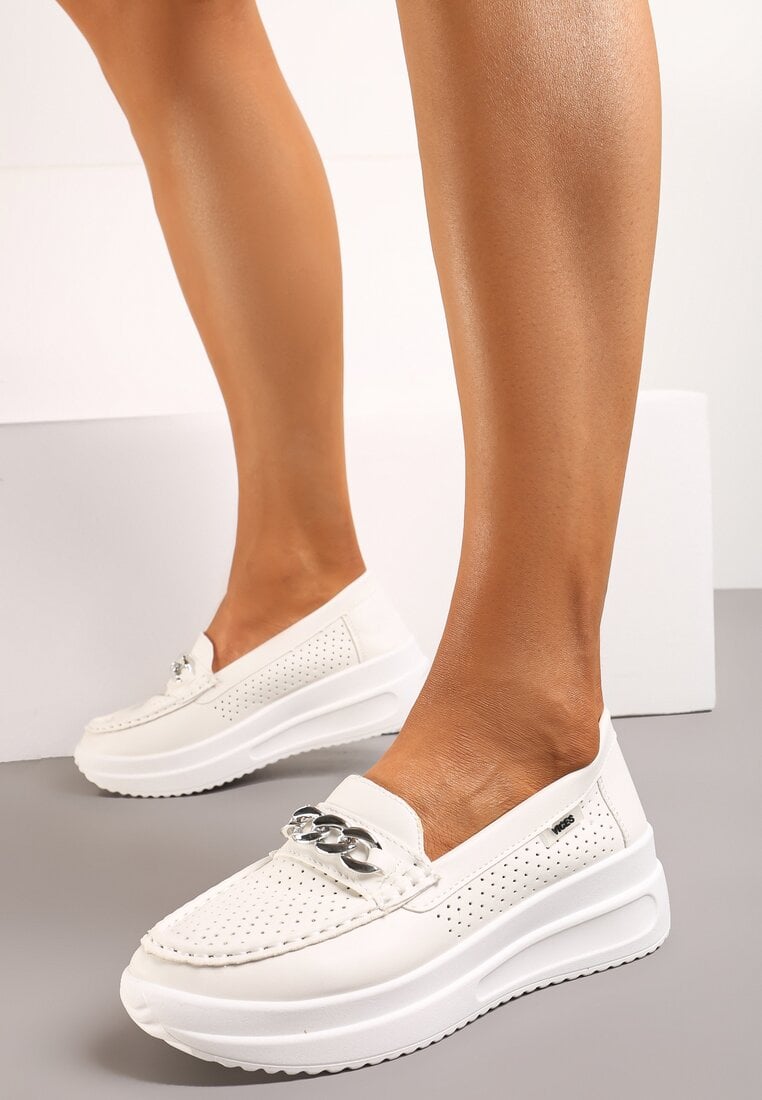 Białe Półbuty na Grubej Podeszwie Ozdobione z Przodu z Łańcuszkiem Sarahmarie