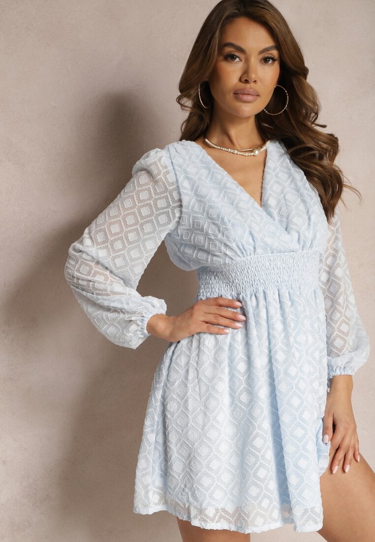 Niebieska Sukienka z Gumką w Talii Kopertowym Dekoltem i Geometrycznym Wzorem na Siateczce Marixita