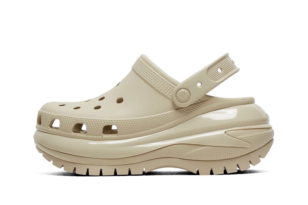Klapki damskie chodaki sandały Crocs Classic Mega Crush Clog Bone 37-38