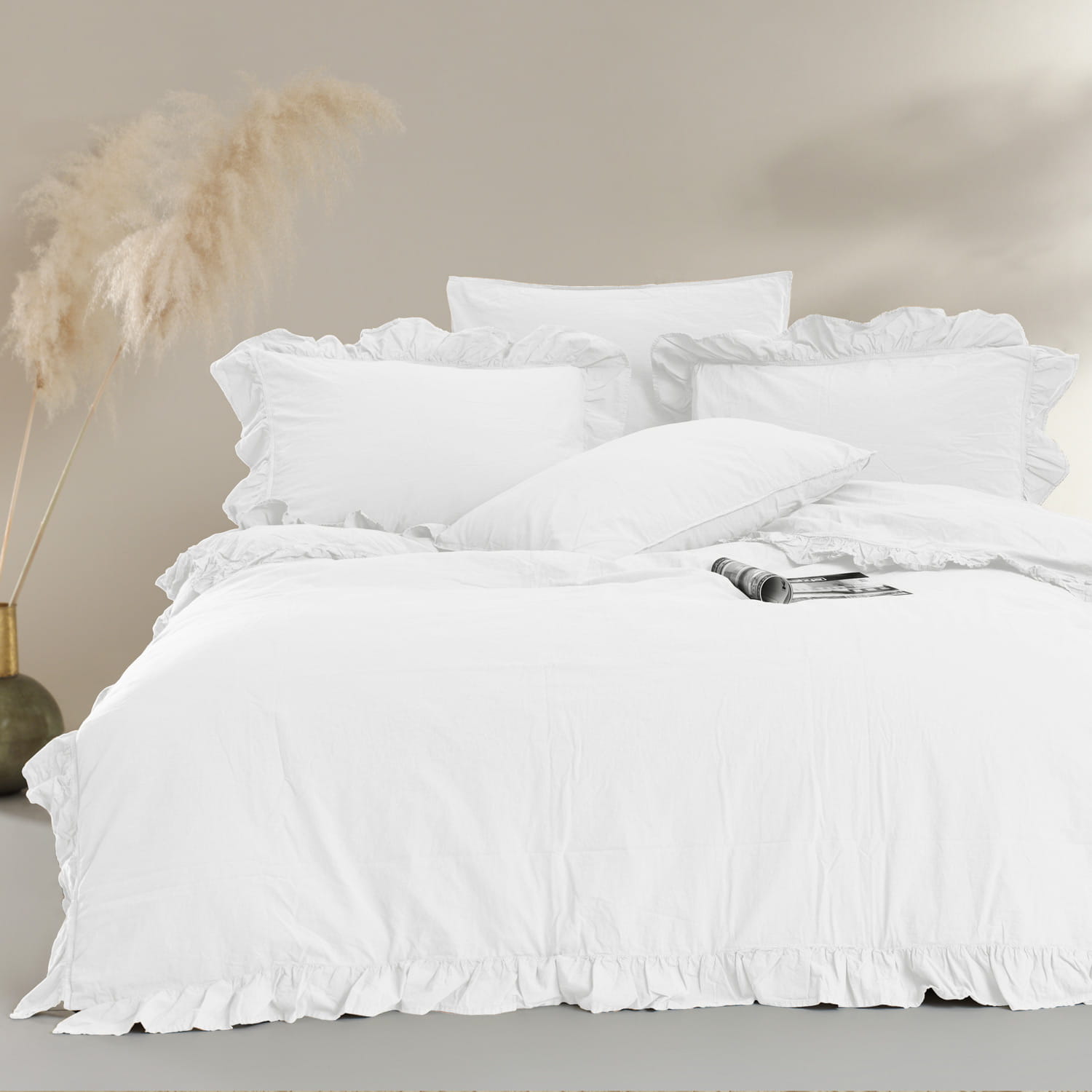 Pościel 220x200 bawełniana z falbanami Optic White w pudełku
