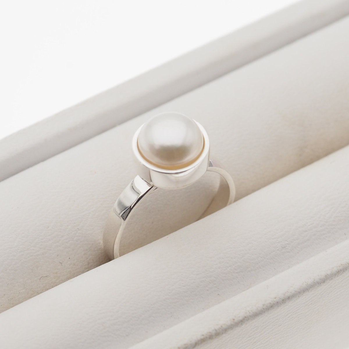 Pierścionek - Biała Perła okrągła w srebrze-15 (Średnica wewnętrzna 17,33 mm) +/- 2 rozmiary regulacji