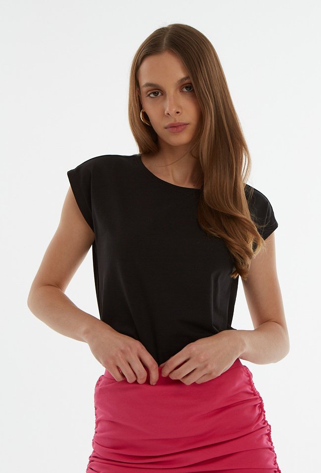 Czarna gładki t-shirt - Femestage